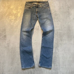Nudie jeans  - En par feta nudie jeans perfekt till vardagen | skicket på jeansen är väldigt bra 8/10 | storlek 28/32 | ny pris 1700. Säljer då byxorna inte passar