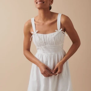 Studentklänning - Superfin studentklänning, helt ny med prislappen på, nypris 459kr, säljs inte längre hos GinaTricot, passar S/M💕