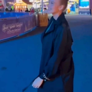 Svart maxi trenchcoat / abaya trenchcoat - I nyskick/ mycket bra skick!  Använd 1-2 gånger max. Priset är fast, inga bud!   -inköpt för 1599kr i London, säljs för 850kr   - Referensbild (bild 2) hur den sitter på Maria Reina😍   - I regnkläds material 🌧️  - Längd 140 cm lång   - Storlek är one size   - Detalj: guld detalj på ärmarna, samt bälte  