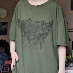Oversized t-shirt med tryck  - En t-shirt med svart tryck framtill och har en rund halsringning. Använd ett få tal gånger, väldigt bekvämt och sitter bra men inte riktigt min stil.