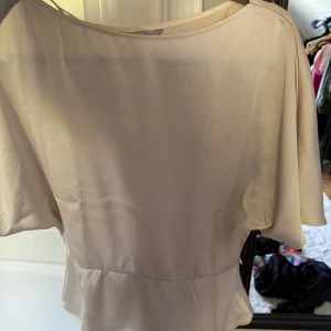 Topp med intagen midja - Jättefin satin topp från Hm med intagen midja! Jättefint skick kom med prisförslag 🥰