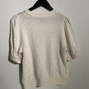 Vit spetsmönstrad tröja från Lindex - Säljer en söt vit tröja från Lindex med spets mönster då jag inte använder den. Nytt skick och säljs inte längre på hemsidan. Lätt att styla nu till sommaren och perfekt för varma dagar!🙌🏻