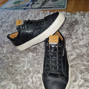 Pepe jeans - Pepe jeans skor helt ny skick storlek 43 men passar 42