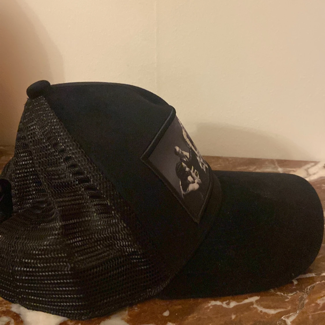 Svart truckerkeps med pokerbild - 2