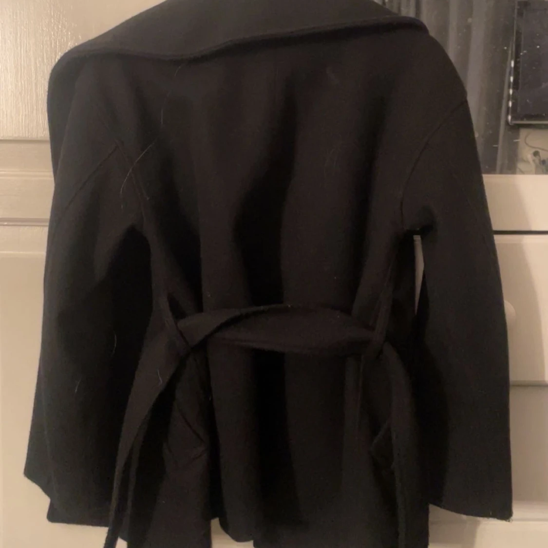 Svart kappa med knytning från Gina Tricot - 2