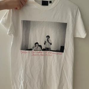 Hov1 T-shirt  - Säljer denna super fina hov1 T-shirt pågrund av att jag har två likadana. Köptes på hov1s hemsida 2022 och är endast använt ett fåtal gånger och därav i ett väldigt gott skick, skriv om ni har frågor eller vill ha fler bilder. Pris kan alltid diskuteras💛