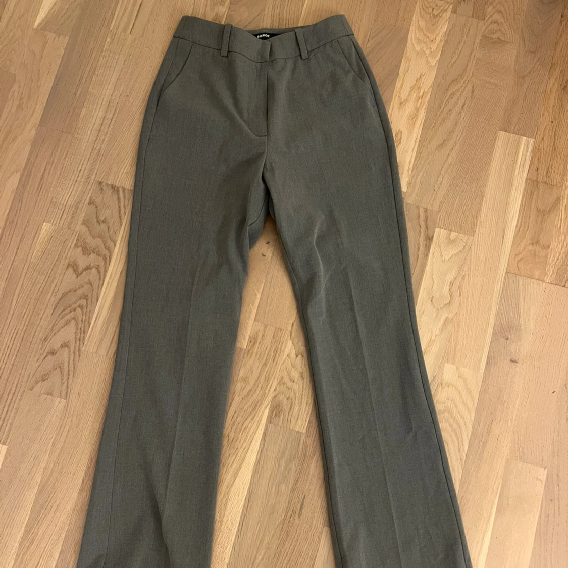 Grå kostymbyxor med bootcut