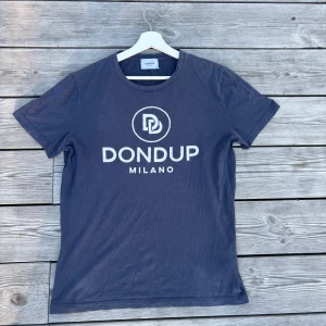 Dondup Hoodie - Riktigt snygg mörkblå Dondup T-shirt i toppskick. Storleken är M och passar dig mellan 176-188cm. Tveka inte ställa ställa frågor vid intresse🙌