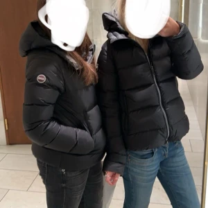 svart colmar jacka  - svart colmar jacka använd en vinter, sitter som en s/m. italiensk strl är 40. helt fin å ren! 🥰 köpt för 6000. skriv till mig innan köp å frågor ❤️