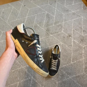 Philippe Model - Sjukt snygga svarta philippe modells i bra skick. Storlek 42. Pris ej hugget I sten så kom gärna med prisförslag! Kontakta mig vid frågor🍂
