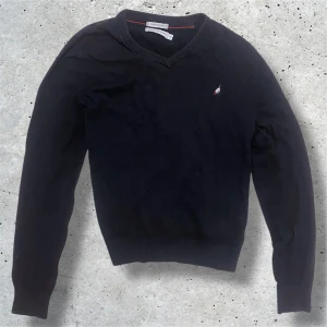 Peak Performance tröja - Peak performance tröja i marinblå stl M, den ser mer blå ut i verkligheten. Tröjan är i mycket bra skick utan några som helst defekter. Skriv till mig vid frågor, pris kan diskuteras! 🤝