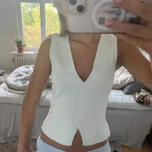 Vit väst - Vit väst ifrån Gina tricot i storlek XS