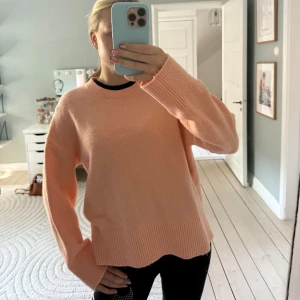 Stickad tröja  - Trendig stickad tröja från other stories i peach färg! 