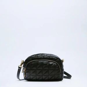 Svart quiltad axelväska  - Snygg svart axelväska i quiltat,  med guldfärgade dragkedjor och justerbar rem. Väskan har två fack med dragkedja och stilren design som passar till många outfits. Är köpt från Zara ord 399kr