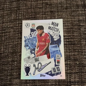 Man of the Match - Luis Diaz (Match Attax) - Coolt samlarkort från Match Attax med Liverpool-stjärnan Luis Diaz! Perfekt för dig som älskar fotboll och vill boosta din samling med en Man of the Match-kort. Snygg design och officiellt licensierat – ett måste för alla unga fans!