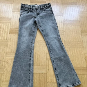 Grå bootcut jeans med utsvängda ben lågmidjade - Snygga grå jeans med bootcut och utsvängda ben. Gina Tricot Young 