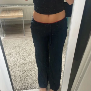 Lågmdijade linnebyxor hm - Lågmdijade linnebyxor från hm. Inte min bild. Storlek Xxs. Lappen kvar. Byxorna på bilden är xs, jag säljer xxs 