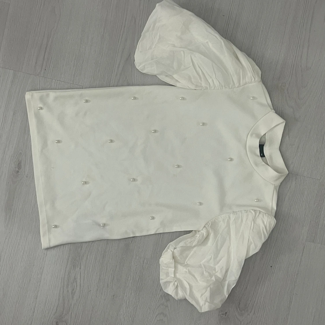 Vit blus med puffärmar och pärlor - 2