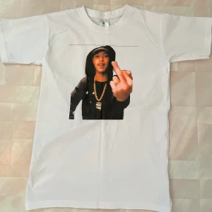 Vit t-shirt ADAAM eget tryckt - Vit t-shirt från B&C Collection med ett stort tryck på framsidan av artisten ADAAM. Klassisk passform och rund halsringning. 🔴OBS STORLEK 12/14 (152-164cm)!🔴