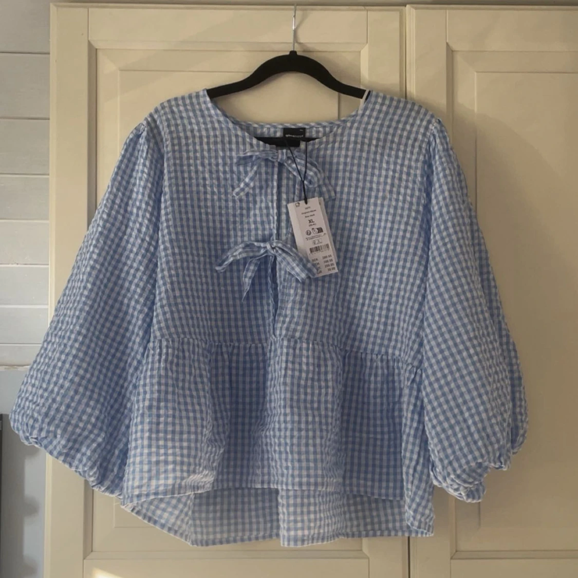 Blårutig blus med knyt fram