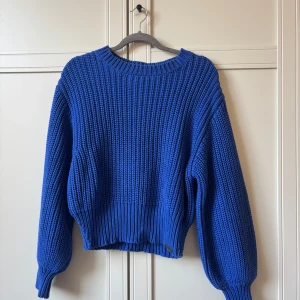 Blå stickad tröja - Blå stickad tröja, använd ett fåtal gånger. passformen är normal!🥰