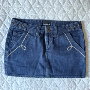 Lågmidjad jeanskjol från Calvin Klein  - Midjemått: 34cm. Kolla in min profil och följ för fler plagg🙌 Köpt på plick och säljer vidare då den inte passa mig så bra ! 