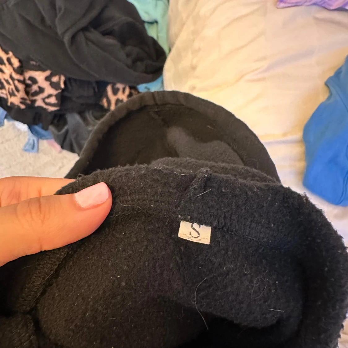 Svart hoodie med blå fjäril och text - 2