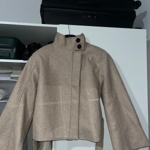 Beige kappa med bälte och hög krage - Storlek : Xs- s 