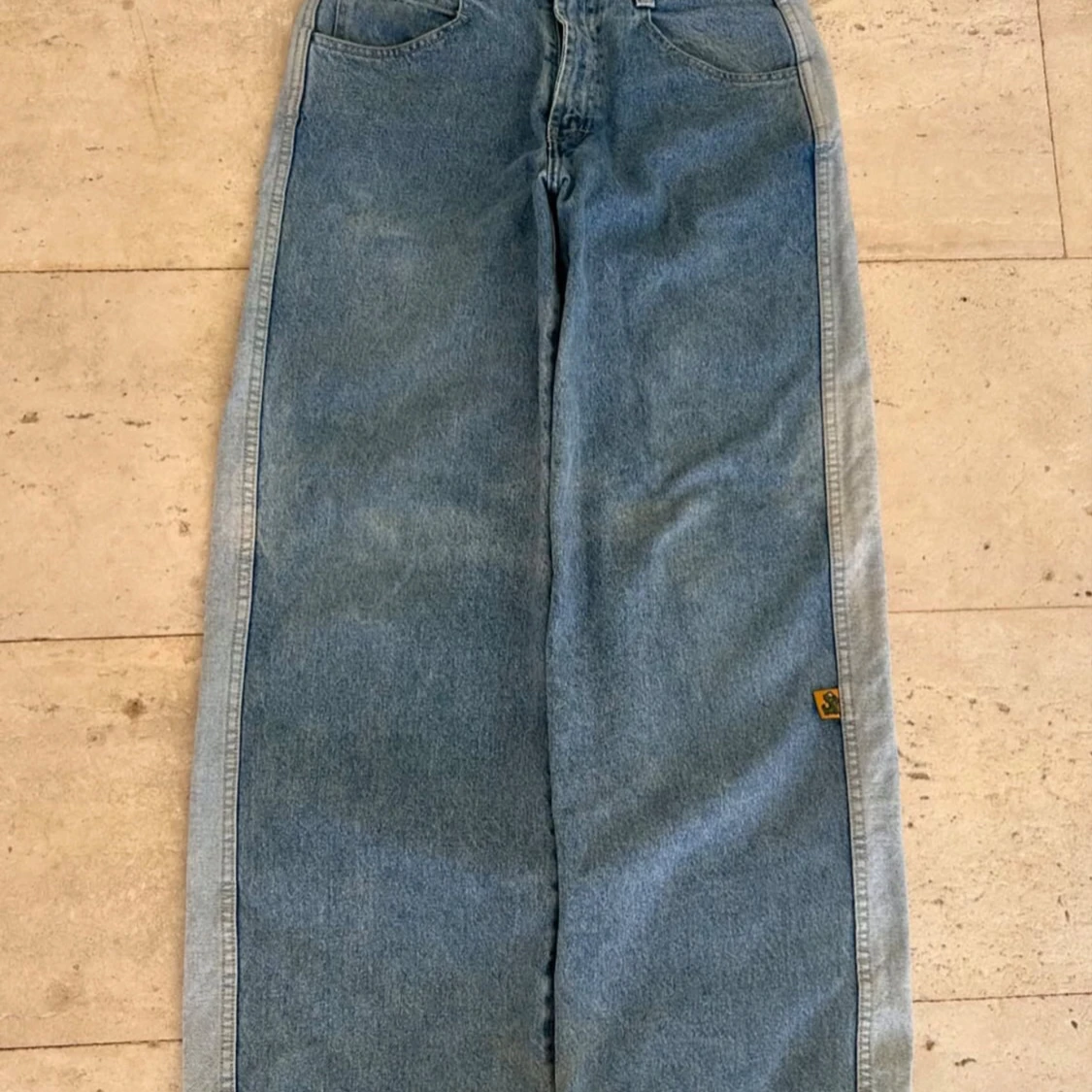 Wide jeans från Anvil med gator-detalj