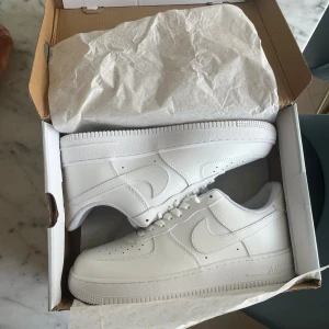 Nike Air Force 1 EU45 - Klassiska Nike Air Force 1. Oanvända skor. Kommer i originalkartong. Storlek 45EU
