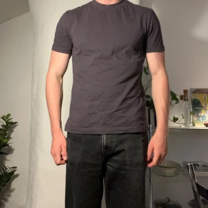 L’homme rouge tisha - T-shirt från L’homme rouge. Deras klassiska lila färg. Fint och tjockt tyg.