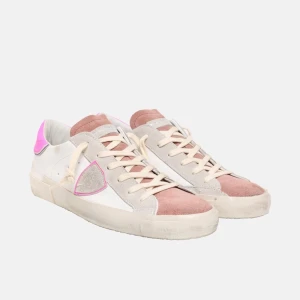 Philippe Model sneakers med rosa detaljer - Snygga sneakers från Philippe Model med vit bas, ljusrosa mockadetaljer och en cool rosa häl i skinn. Skorna är i storlek 36, priset är kan diskuteras.