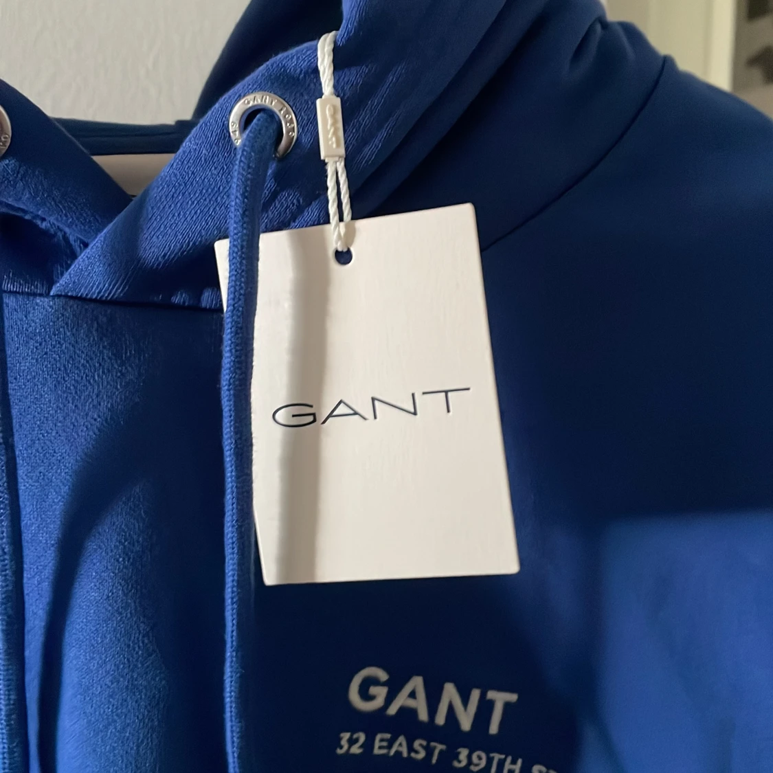 Blå hoodie från GANT med tryck - 1