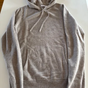 Kashmir Hoodie - Beige Merino/Kashmir hoodie från Brown avenue  Nypris 2499kr Använd vid ett tillfälle, som ny