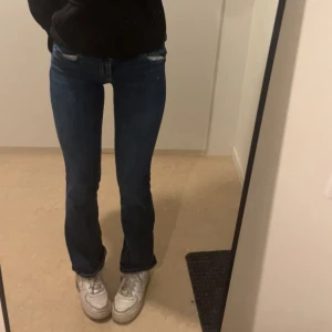 Mörkblåa Lågmidjade jeans bootcut  - Från Zara storlek 34 