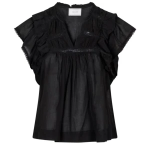 Svart blus med volang från Neo Noir - Supersnygg svart blus från Neo Noir med volangdetaljer och v-ringning. Blusen är luftig och har korta ärmar med spetskant. Perfekt för dig som gillar en romantisk och trendig stil.