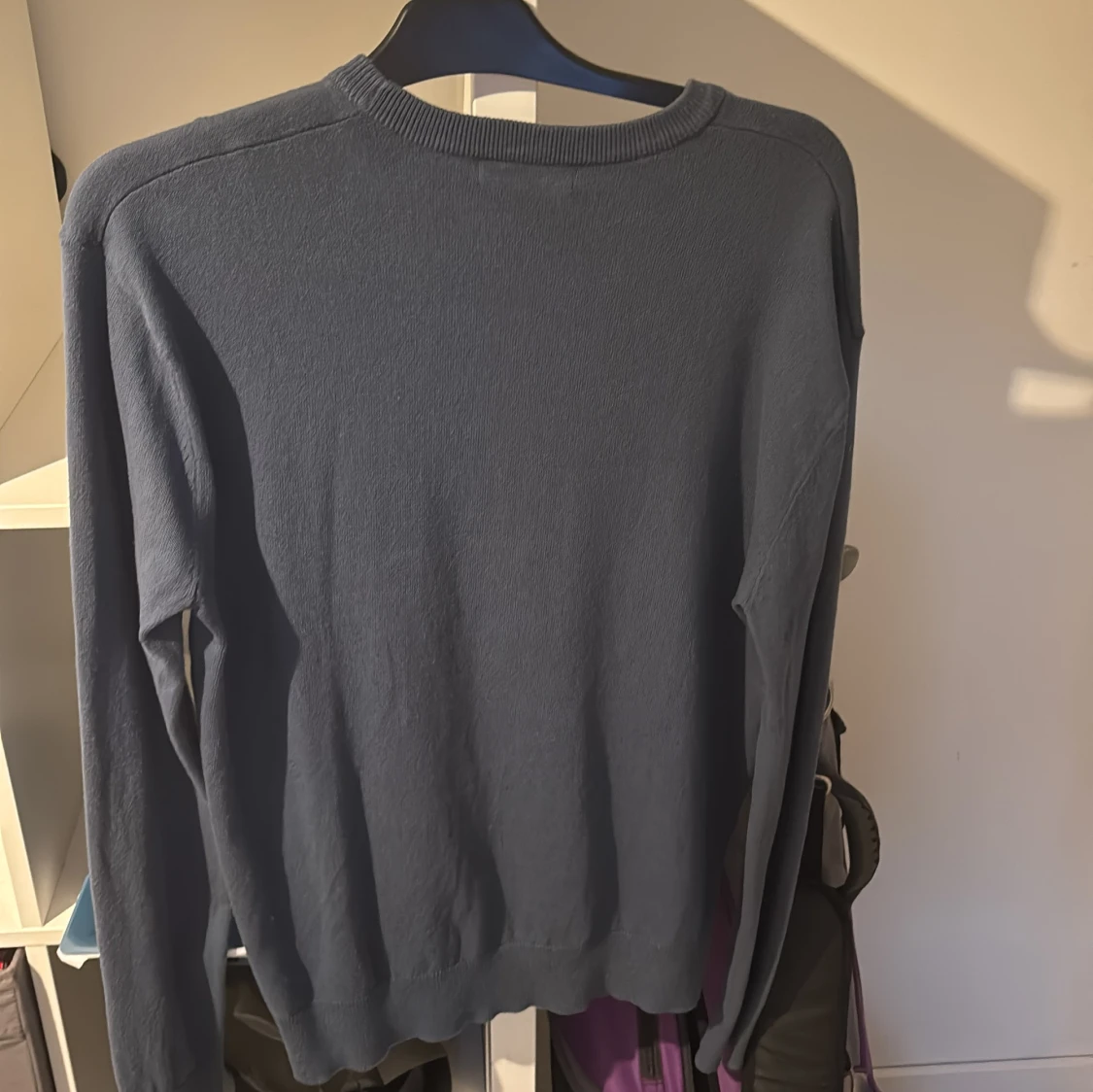 Mörkblå stickad tröja med rund hals - 2