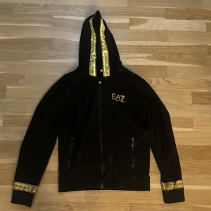 Armani zip hoodie - Riktigt fin zip tröja. Användes ca 1 år och säljer den för jag börja bli trött på den. Pris kan diskutera vis snabb affär