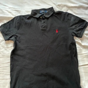 Ralph lauren piké  - Svart polo ralph lauren pike, väldigt snygg och passar till allt, det är mycket bra skick på den!