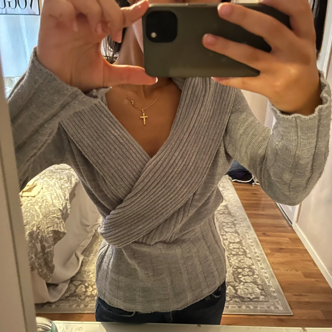 Grå omlottstickad tröja - 1