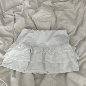 Vit volangkjol - Söt mini volangkjol med inbyggda shorts💞