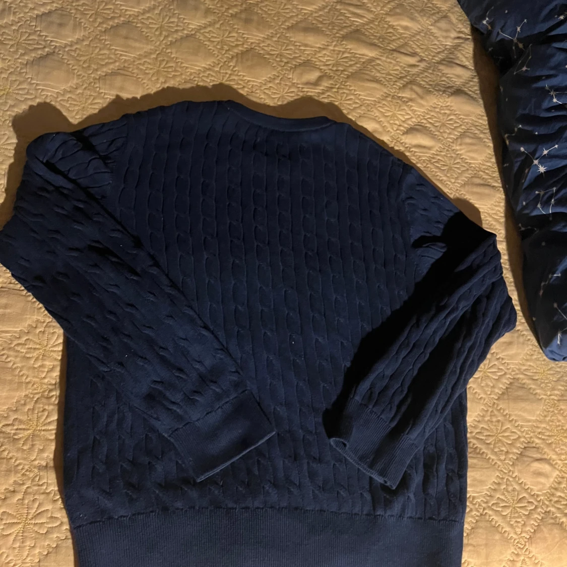 Mörkblå kabelstickad tröja från GANT - 1