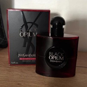 YSL Black Opium Over Red - Aldrig använt säljer för råkade öppna plasten då gick ej att lämna tillbaka.Black Opium Over Red från Yves Saint Laurent.. Volymen är 50 ml.