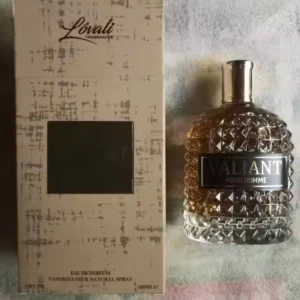 Valiant Pour Homme Eau de Parfum - Snygg herrparfym från Lovali Fragrances, Valiant Pour Homme. Flaskan är genomskinlig med diamantmönster och silverfärgad kork. Kommer i en stilren beige kartong med svart och guld detaljer. Volymen är 100 ml.