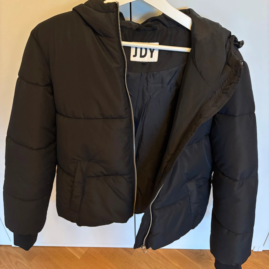 Svart pufferjacka från JDY med huva - 1