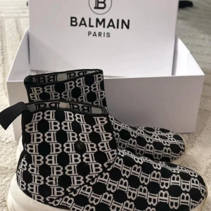 Balmain svarta sneakers med vit logga - Normala i storleken och skokartong medföljer.