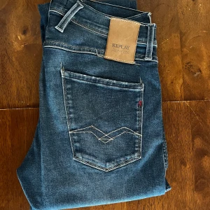 Replay Anbass hyperflex - Säljer ett par blåa Replay Anbass hyperflex jeans I bra skick. Dem är i storlek 31/34 och är slim fit. Hör av dig vid funderingar! Mvh Carl. 