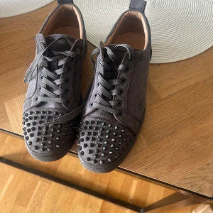 Louboutins - Sparsamt använda så i väldigt fint skick. Dustbag följer med