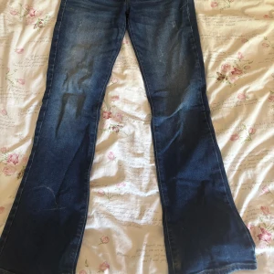 LTB jeans - LTB jeans me slitningar.  Midjemått: 35 cm innerbenslängd: 75cm från midjan ner förbi gylfen : 18 cm