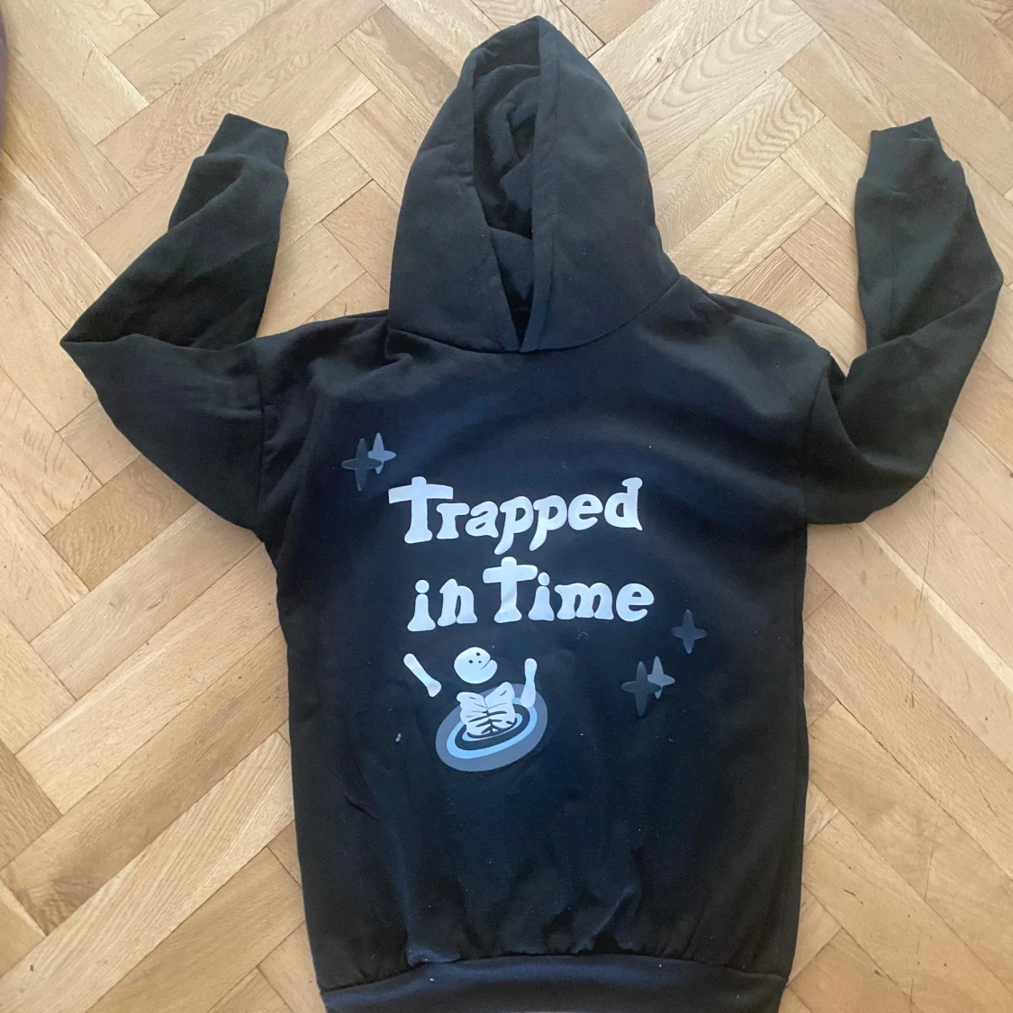 Svart hoodie med tryck Trapped in Time